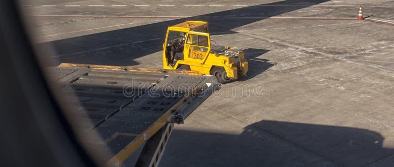 Der Flughafen Das Flugzeug am Flughafen. Das Flugzeug wird am Flughafen geparkt, instand gehalten durch den Flughafengrundservice
