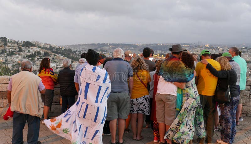 Der Führer zeigt dem Jerusalem alte Stadt zu den Touristen Ansicht vom Skopus lizenzfreie stockfotos Der Führer zeigt dem Jerusalem alte Stadt zu den Touristen Ansicht vom Skopus lizenzfreie stockfotos