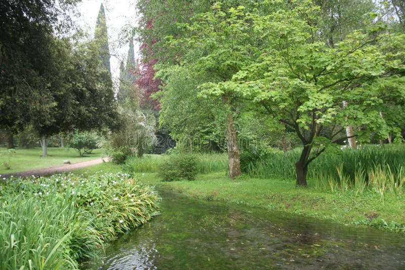 Der Garten von Ninfa stockfoto. Bild von betrieb, feiertag 12570772