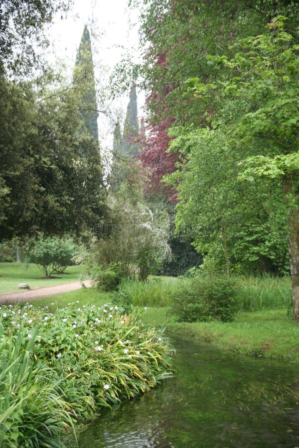 Der Garten von Ninfa stockfoto. Bild von feiertag, grün
