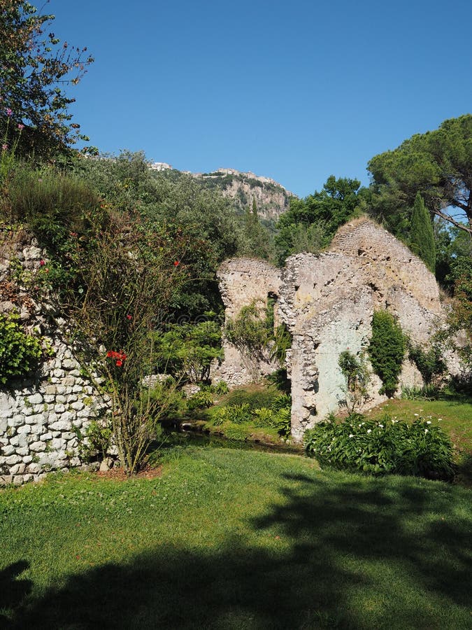 Der Garten Von Ninfa In Italien Stockbild Bild von