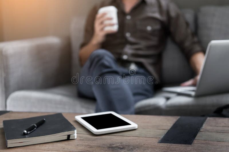 Der Geschäftsarbeitsdesktop mit Geschäftsmann arbeitet an dem Sofa an h stockfoto Der Geschäftsarbeitsdesktop mit Geschäftsmann arbeitet an dem Sofa an h stockfoto