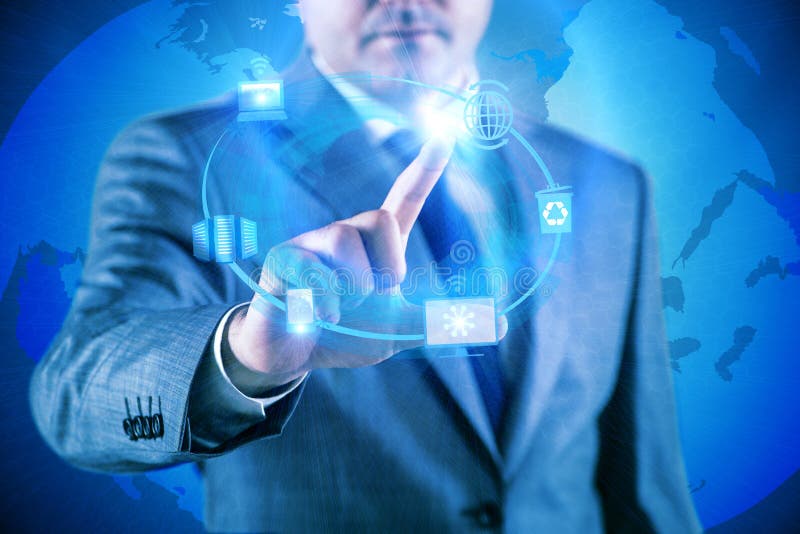 Der Geschäftsmann, der Knöpfe in Datenverarbeitungskonzept bedrängt lizenzfreie stockbilder Der Geschäftsmann, der Knöpfe in Datenverarbeitungskonzept bedrängt lizenzfreie stockbilder