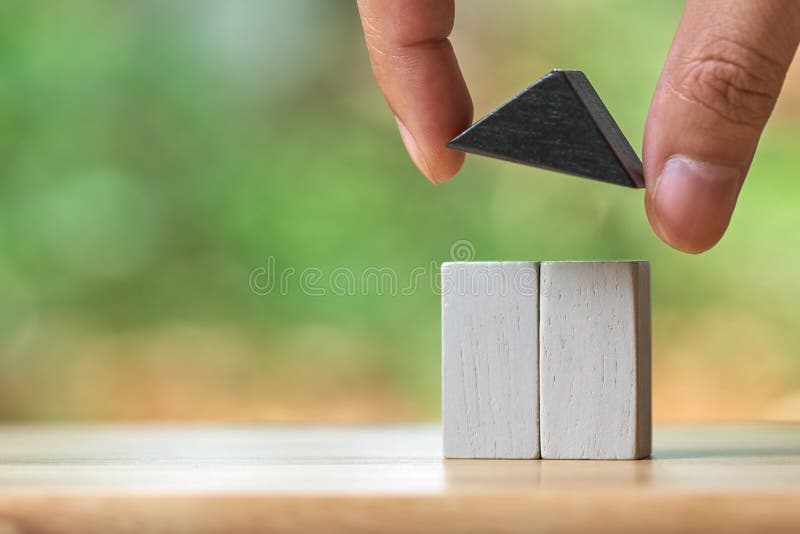 Der Geschäftsmann, der ein Musterhausmodell hält, wird auf einen Stapel von Münzen gesetzt Anwendung als Hintergrundgeschäftskonz lizenzfreie stockfotografie Der Geschäftsmann, der ein Musterhausmodell hält, wird auf einen Stapel von Münzen gesetzt Anwendung als Hintergrundgeschäftskonz lizenzfreie stockfotografie