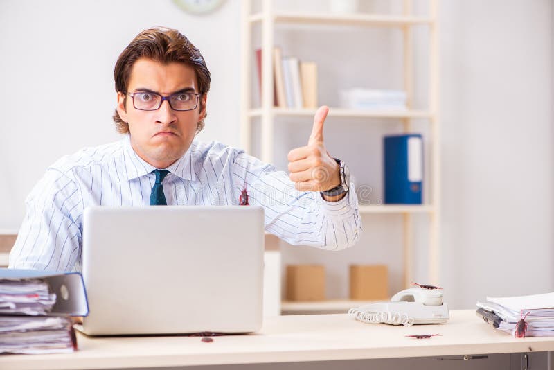 Der Geschäftsmann ekelte mit Schaben im Büro lizenzfreie stockbilder Der Geschäftsmann ekelte mit Schaben im Büro lizenzfreie stockbilder