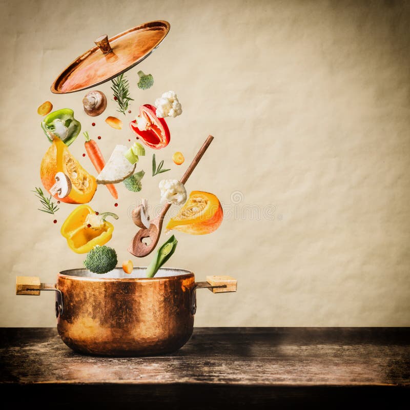 Der gesunde Vegetarier, der mit verschiedenem Fliegen isst und kocht, hackte Gemüsebestandteile und kochte Topf und Löffel an Hol stockbilder