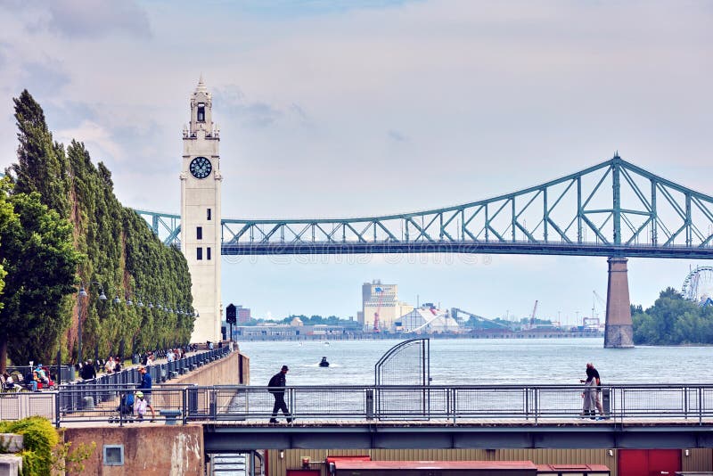 Der Glockenturm und die Jacques Cartier-Brücke über dem Sankt-Lorenz-Strom im alten Hafen Montreal, Quebec, Kanada stockfoto Der Glockenturm und die Jacques Cartier-Brücke über dem Sankt-Lorenz-Strom im alten Hafen Montreal, Quebec, Kanada stockfoto