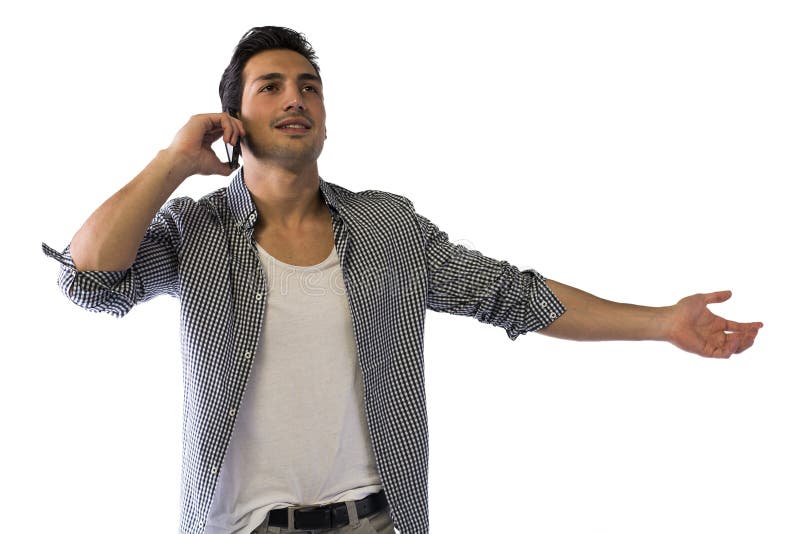 Der glückliche junge Mann, der am Handy mit den Armen spricht, öffnen sich stockfoto Der glückliche junge Mann, der am Handy mit den Armen spricht, öffnen sich stockfoto