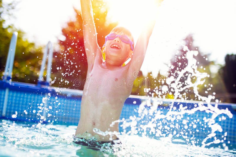 Der glückliche kleine Junge, der in Swimmingpool springt, übergibt oben lizenzfreie stockbilder Der glückliche kleine Junge, der in Swimmingpool springt, übergibt oben lizenzfreie stockbilder