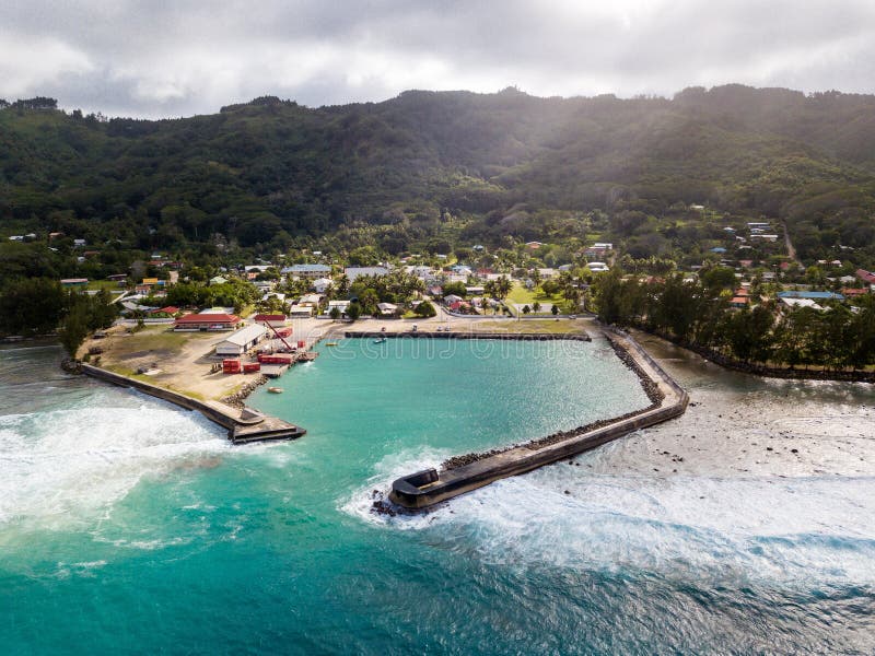 Der Hafen und das Dorf von Moerai, Rurutu-Insel, Austral Inseln Tubuai-Inseln, Französisch-Polynesien lizenzfreies stockbild Der Hafen und das Dorf von Moerai, Rurutu-Insel, Austral Inseln Tubuai-Inseln, Französisch-Polynesien lizenzfreies stockbild
