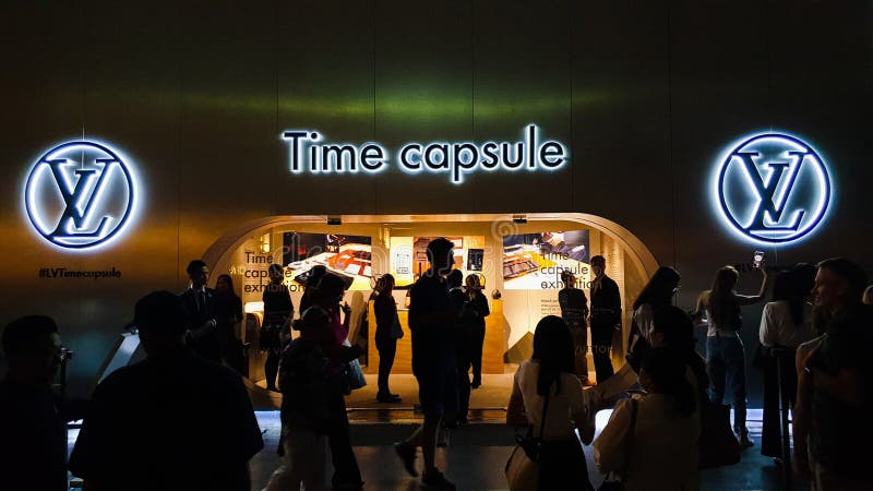 Der Haupteingang Louis Vuitton Time Capsule Exhibitions Gehalten In Twin Tower Suria KLCC ...