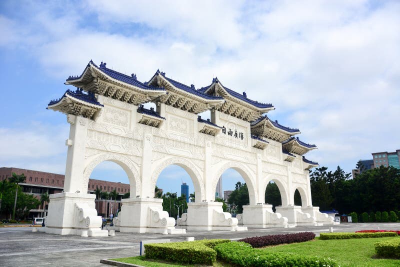 Der Haupttor nationaler Taiwan-Demokratiegedenkhalle Chiang Kai-Shek-Gedenkhalle am sonnigen Tag mit blauem Himmel stockfotografie Der Haupttor nationaler Taiwan-Demokratiegedenkhalle Chiang Kai-Shek-Gedenkhalle am sonnigen Tag mit blauem Himmel stockfotografie
