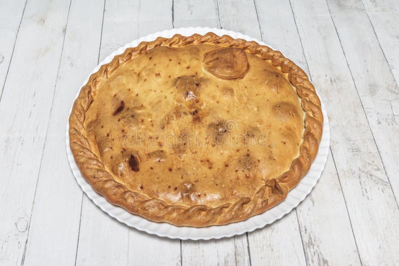 Der Hauptunterschied zwischen einer Empanada und einem Empanadilla liegt in ihrer Größe und oft in ihrer Kochmethode. Der Hauptunterschied zwischen einer Empanada und einer Empanadilla liegt in ihrer Größe und