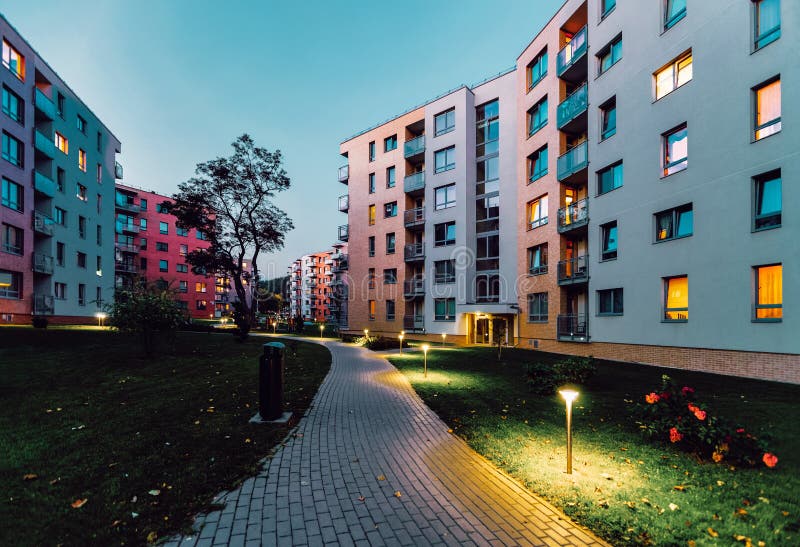 Der Hausausgangswohngebäude der Wohnung moderner Abend der Immobilien im Freien