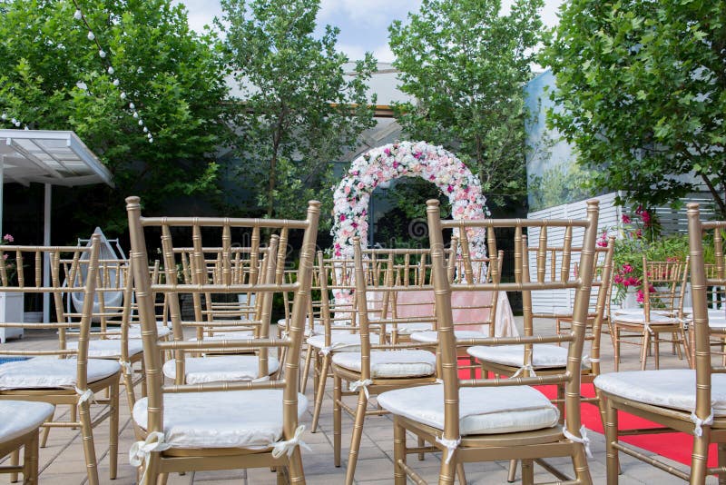 Der Heiratsort mit einem Blumenbogen stockfotografie Der Heiratsort mit einem Blumenbogen stockfotografie