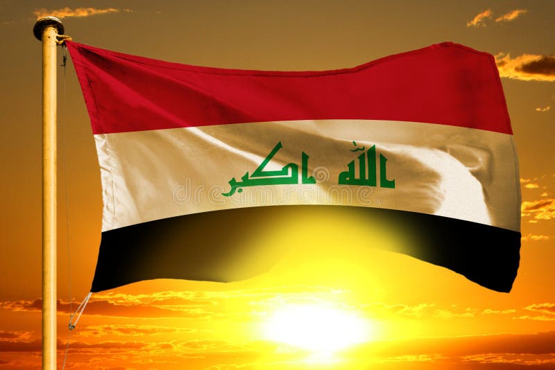 Der Irak-Flagge, Die Auf Dem Schönen Orange Sonnenuntergang Mit  Wolkenhintergrund Spinnt Stockbild - Bild von himmel, eingebürgert:  121859507