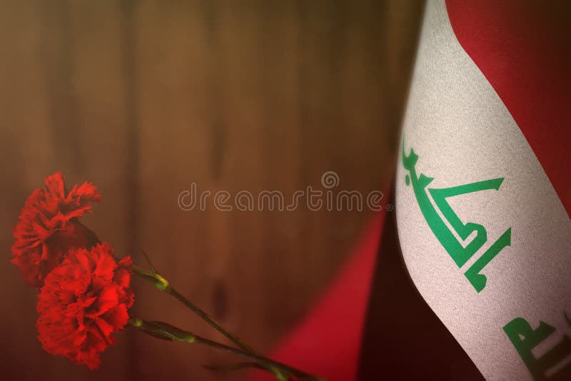 Der Irak-Flagge, Die Auf Dem Schönen Orange Sonnenuntergang Mit