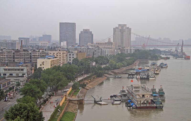 Der Jangtse Und Dock In Wuhan Stockbild - Bild von probleme, brücke