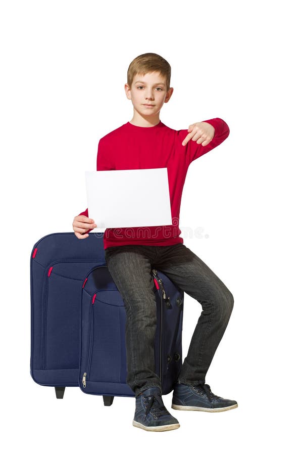 Der Junge, der auf Reise sitzt, sackt das Halten des leeren Blattes Papier ein stockfotos Der Junge, der auf Reise sitzt, sackt das Halten des leeren Blattes Papier ein stockfotos