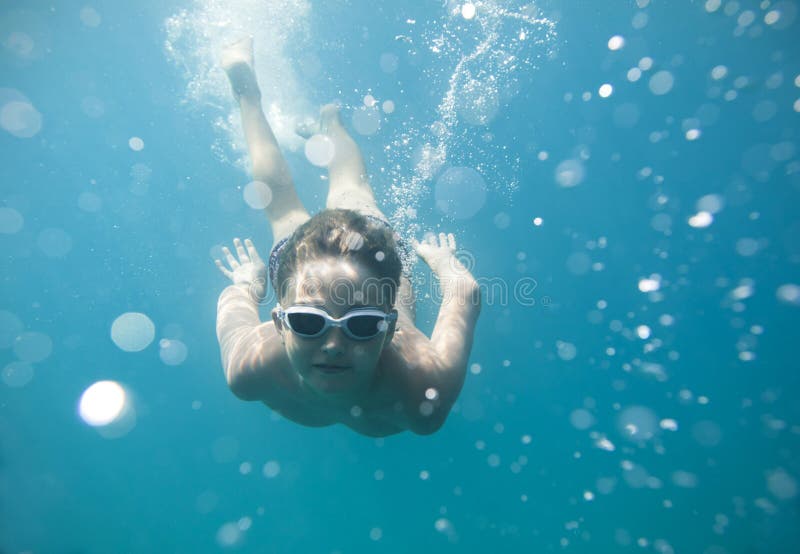 Der Junge in der Seeschwimmen unter Wasser lizenzfreie stockfotografie Der Junge in der Seeschwimmen unter Wasser lizenzfreie stockfotografie