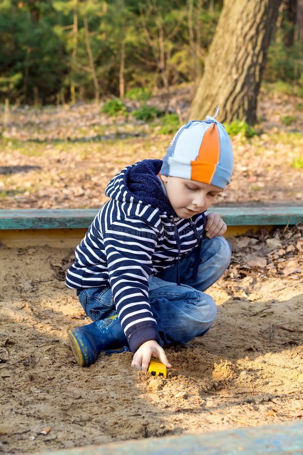 Der Junge geht im Wald stockfotografie Der Junge geht im Wald stockfotografie