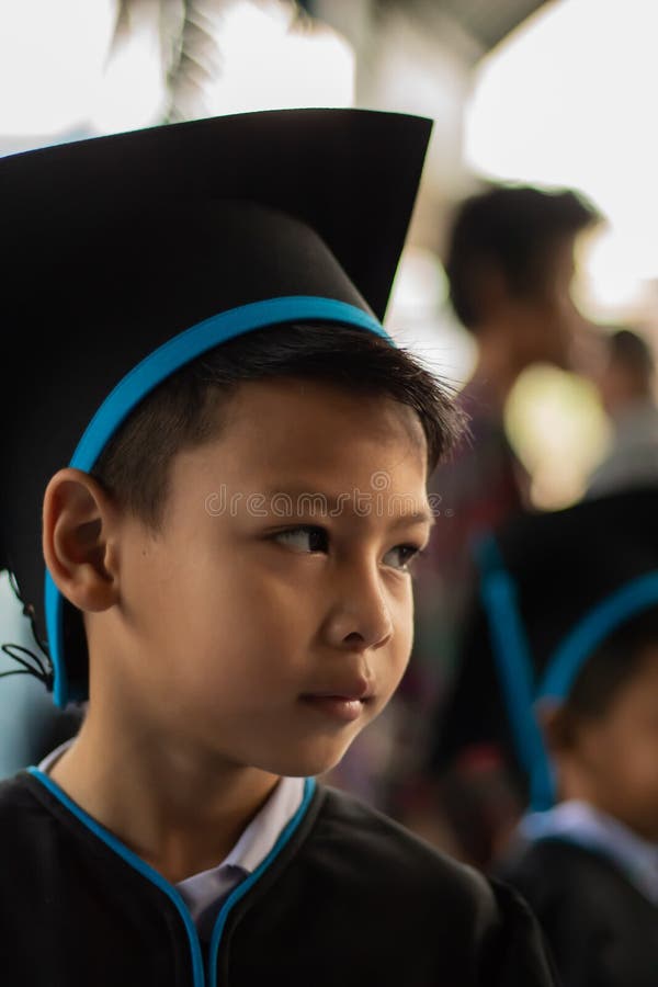 Der Junge graduiert vom Kindergarten stockbild Der Junge graduiert vom Kindergarten stockbild