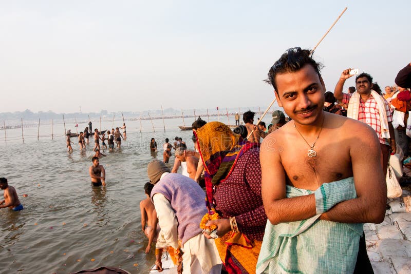 Der junge indische Mann, der nach lächelt, baden stockbilder Der junge indische Mann, der nach lächelt, baden stockbilder