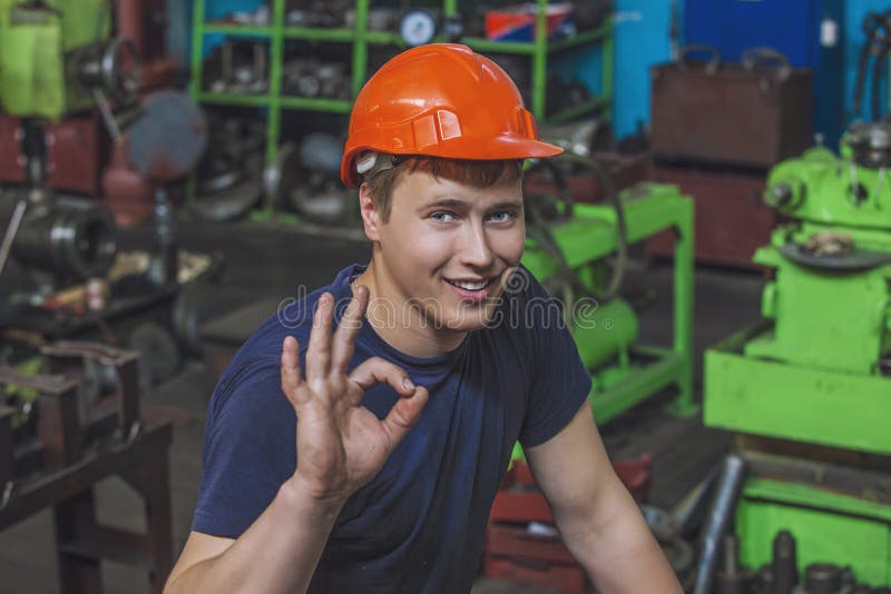 Der junge Mann, der an der alten Fabrik auf Installation von equi arbeitet stockfotos Der junge Mann, der an der alten Fabrik auf Installation von equi arbeitet stockfotos