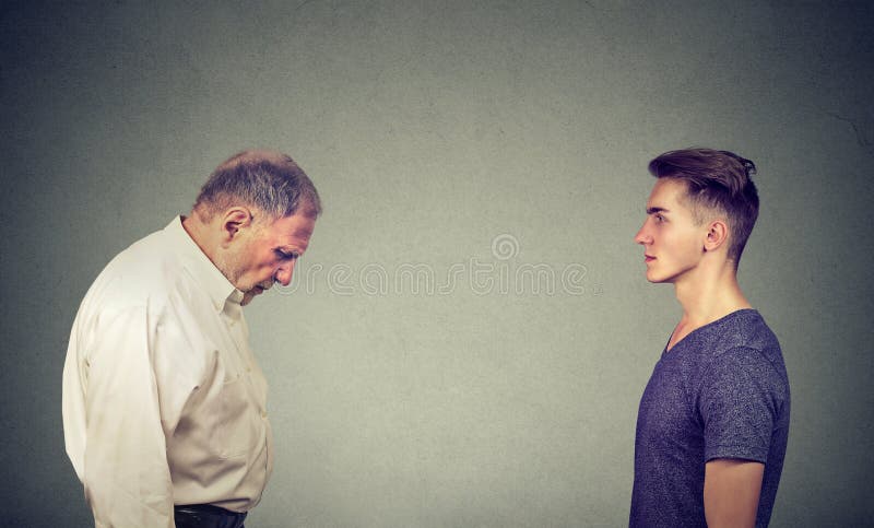 Der junge Mann, der Ältestes betrachtet, drückte sich nieder lizenzfreies stockfoto Der junge Mann, der Ältestes betrachtet, drückte sich nieder lizenzfreies stockfoto