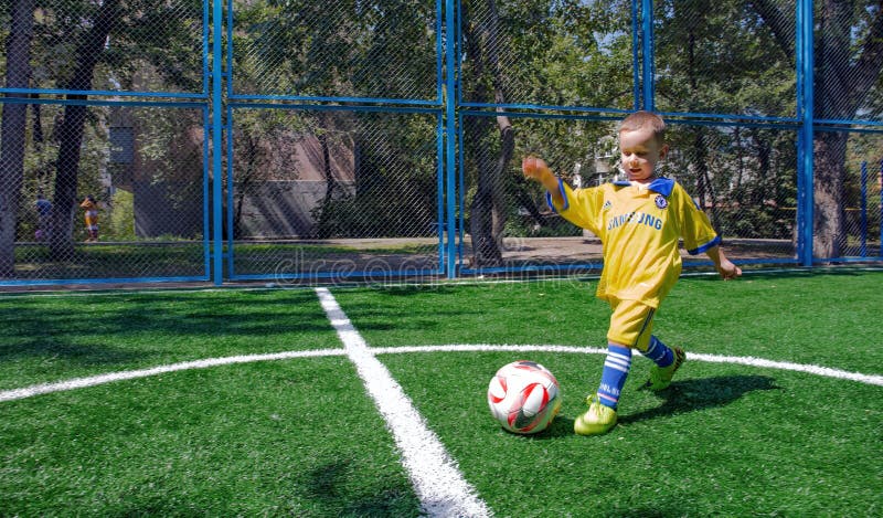Der Junge mit dem Ball Der Junge mit dem Ball