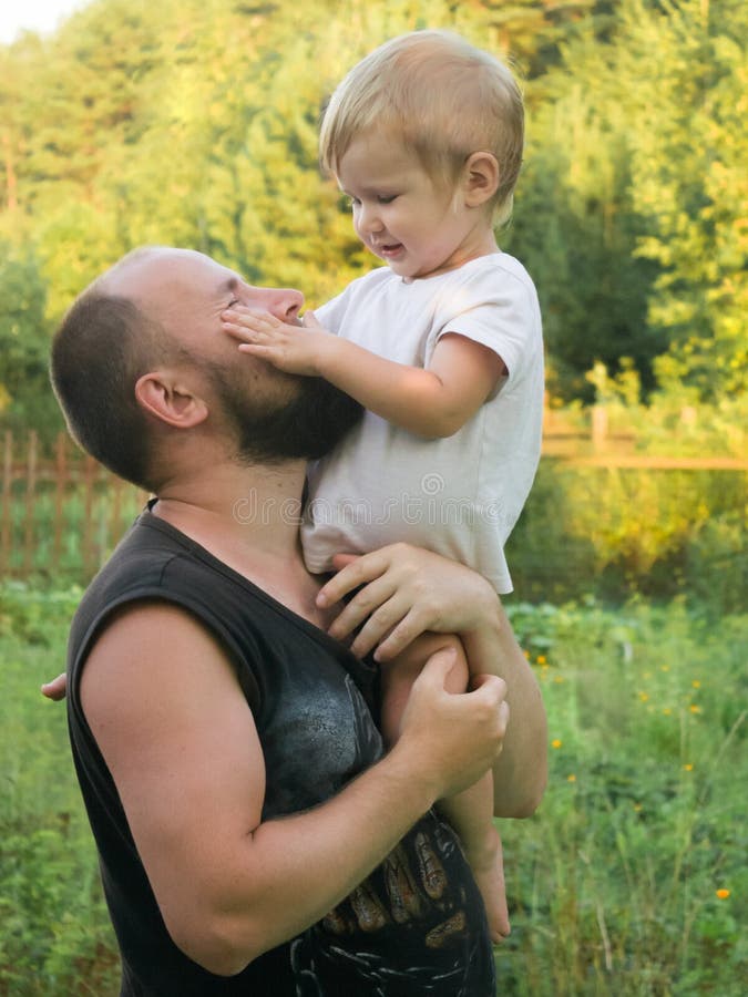 Der Junge sitzt auf seiner Vater ` s Schulter lizenzfreie stockfotografie Der Junge sitzt auf seiner Vater ` s Schulter lizenzfreie stockfotografie
