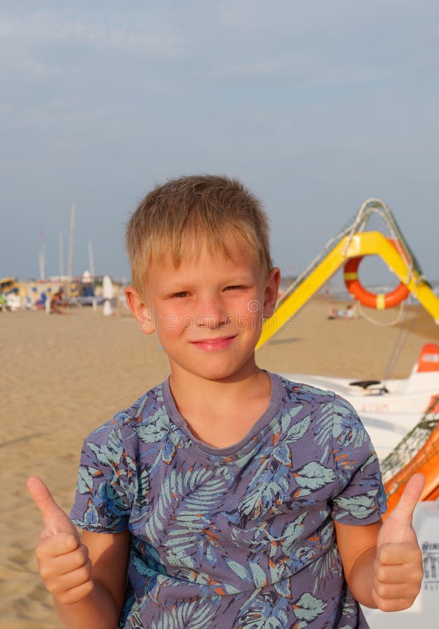 Der Junge am Strand erwärmt sich lizenzfreies stockbild Der Junge am Strand erwärmt sich lizenzfreies stockbild