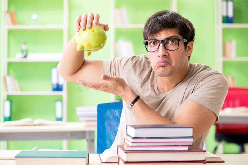 Der junge Student im teuren Unterrichtkonzept lizenzfreies stockfoto Der junge Student im teuren Unterrichtkonzept lizenzfreies stockfoto