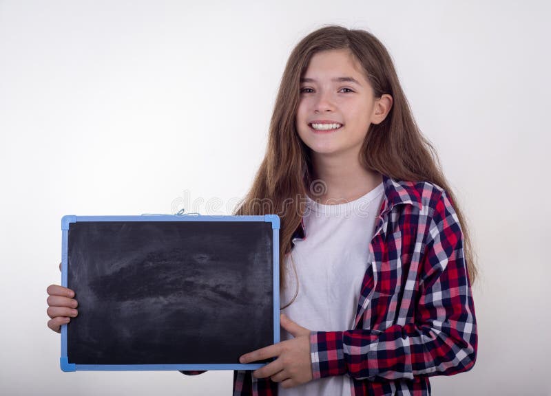Der junge Student, der schwarzes Brett mit leerem Raum hält und annonciert etwas stockbild Der junge Student, der schwarzes Brett mit leerem Raum hält und annonciert etwas stockbild