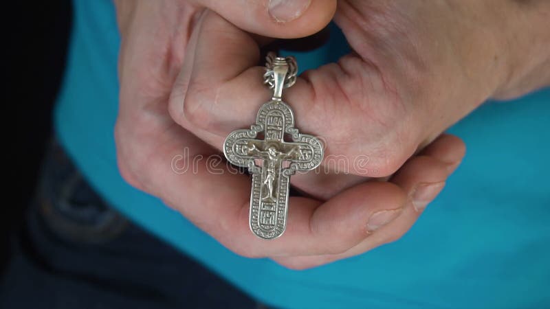 Der Jungekerl übergibt dem Gott im Himmel christliches Kreuz und das Beten Täglicher traditioneller christlicher frommer junger M