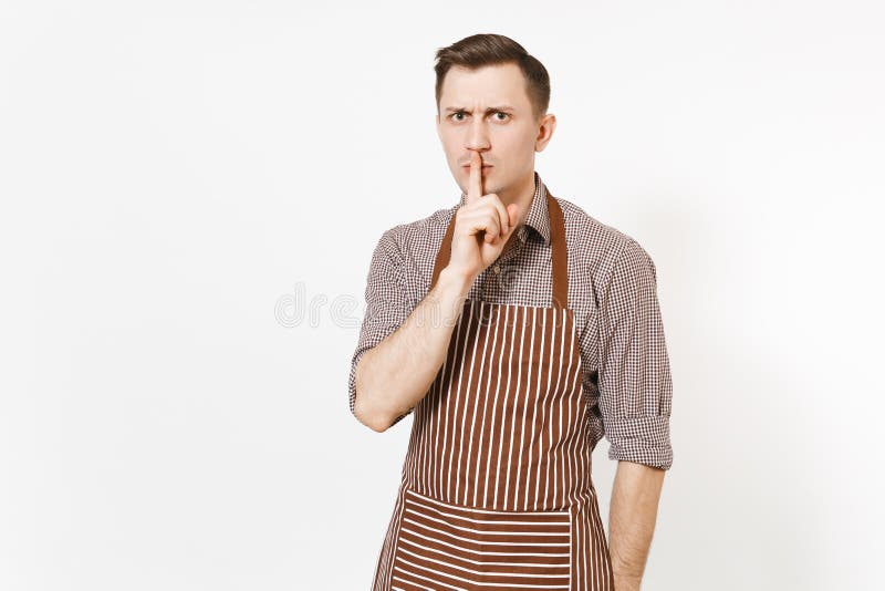 Der junger geheimer Mannchef oder -kellner in gestreiftem braunem Schutzblech, Hemd Stille sagend sind mit dem Finger auf Lippen, lizenzfreie stockfotografie Der junger geheimer Mannchef oder -kellner in gestreiftem braunem Schutzblech, Hemd Stille sagend sind mit dem Finger auf Lippen, lizenzfreie stockfotografie