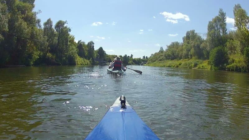 Der Kajak schwimmt den Fluss