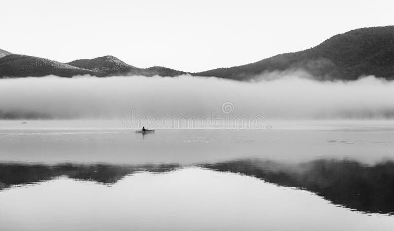 Der Kayaker an Chittenden-Reservoir im Nebel stockbild Der Kayaker an Chittenden-Reservoir im Nebel stockbild