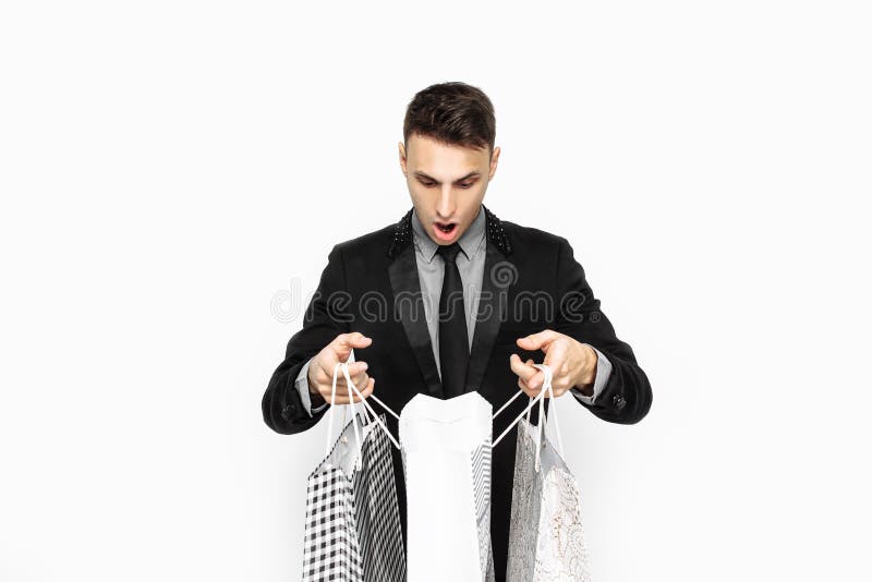 Der Kerl im schwarzen eleganten Anzug, kaufend in den Verkäufen würzen stockfotografie Der Kerl im schwarzen eleganten Anzug, kaufend in den Verkäufen würzen stockfotografie
