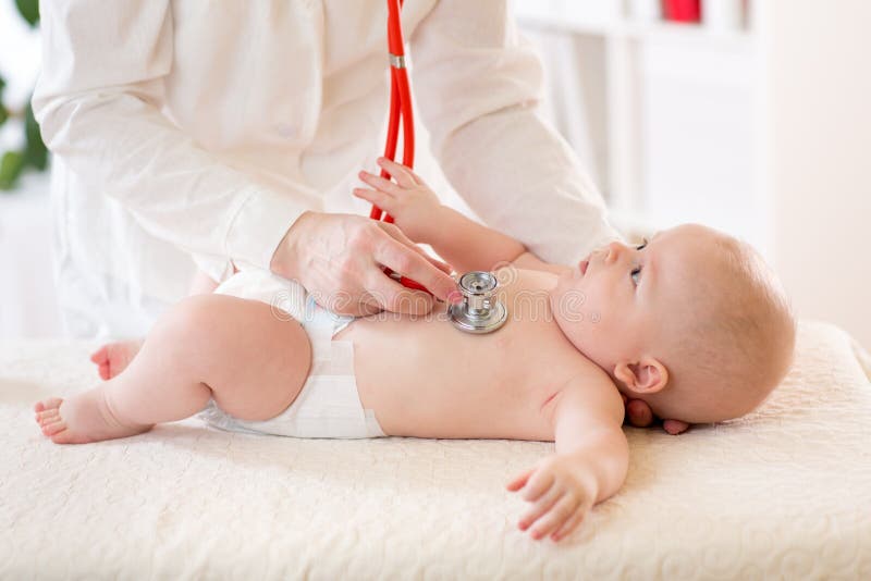 Der Kinderarzt überprüft Das Baby, Das Stethoskop Verwendet, Um Auf Baby `  S Kasten Zu Hören Herzschlag überprüfend Kind Betracht Stockfoto - Bild von  freundlich, inneres: 102405590