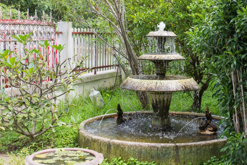 Der Kleine Dekorative Brunnen Im Garten Stockbild Bild von elegant