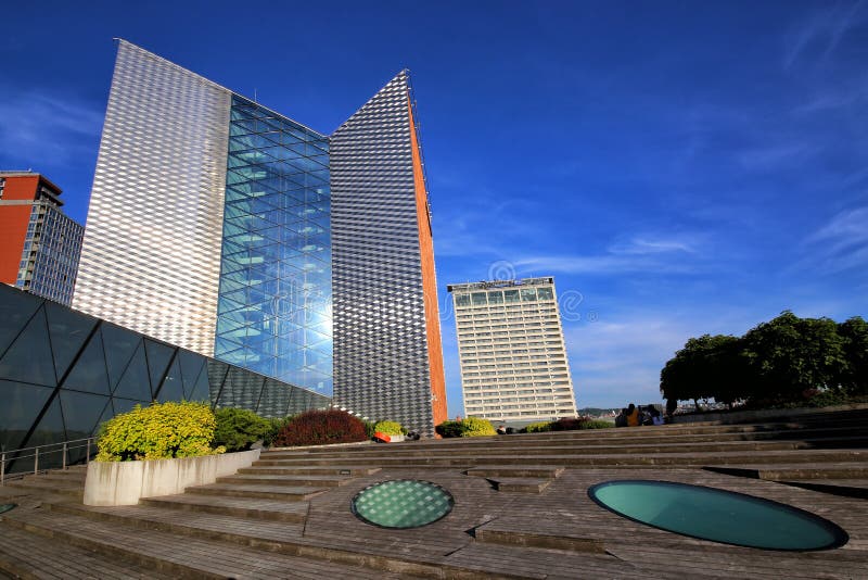 Der Komplex von Gebäuden und die Terrasse des Hauptbüros von Swedbank lizenzfreie stockbilder Der Komplex von Gebäuden und die Terrasse des Hauptbüros von Swedbank lizenzfreie stockbilder
