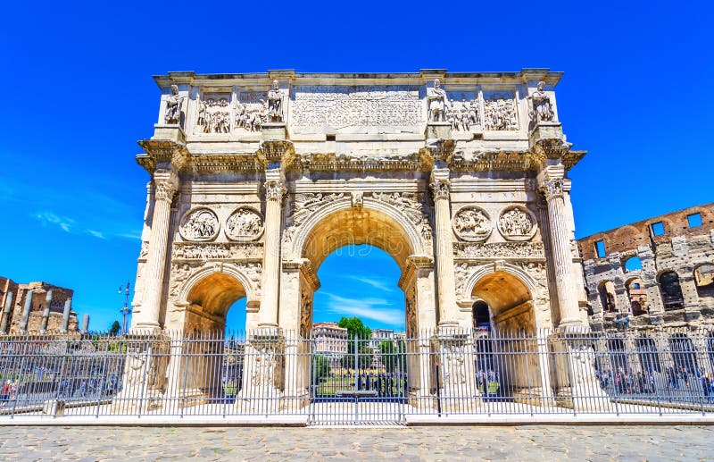 Der Konstantinsbogen und das Colosseum in Rom, Italien lizenzfreie stockfotografie Der Konstantinsbogen und das Colosseum in Rom, Italien lizenzfreie stockfotografie