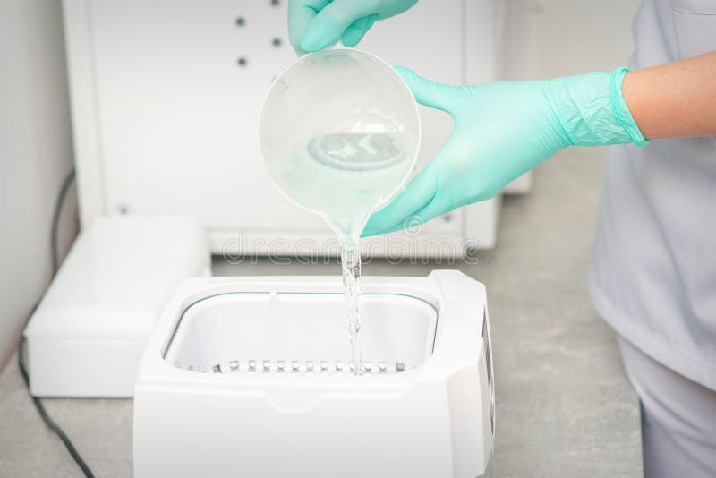 Desinfektions Sterilisations Tablett für zahnmedizinische Instrumente im Labor 