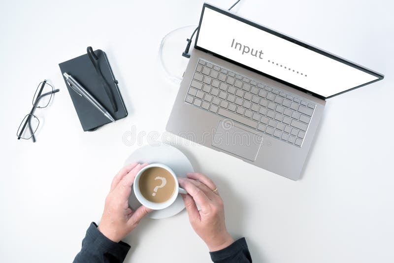 Der Laptopschirm, der um Beiträge und die Hände einer älteren Frau halten Eine Kaffeetasse mit einer Fragezeichenreflexion weiß stockfotos