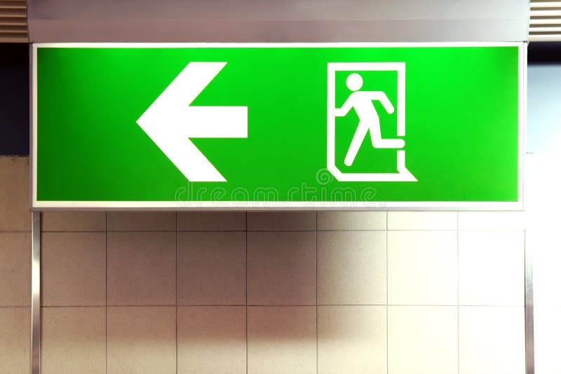 Der Leuchtkasten des Notausganges alt auf Wand, Warnzeichen für Notausgang, Feuermelder unterzeichnet, Notausgang-Zeichengrün stockfoto Der Leuchtkasten des Notausganges alt auf Wand, Warnzeichen für Notausgang, Feuermelder unterzeichnet, Notausgang-Zeichengrün stockfoto