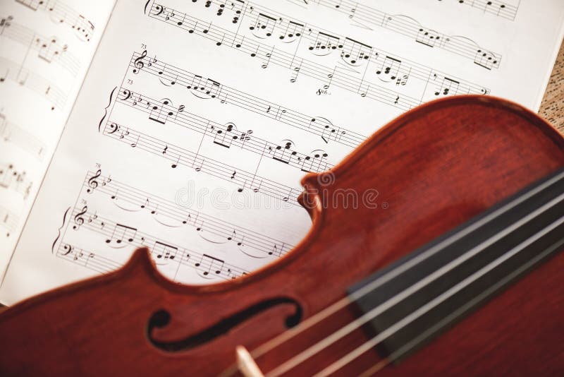 In der Liebe mit klassischer Musik Nahe hohe Ansicht der braunen Violine liegend auf Musikspielberichtsbogen Geigenunterricht stockbild In der Liebe mit klassischer Musik Nahe hohe Ansicht der braunen Violine liegend auf Musikspielberichtsbogen Geigenunterricht stockbild