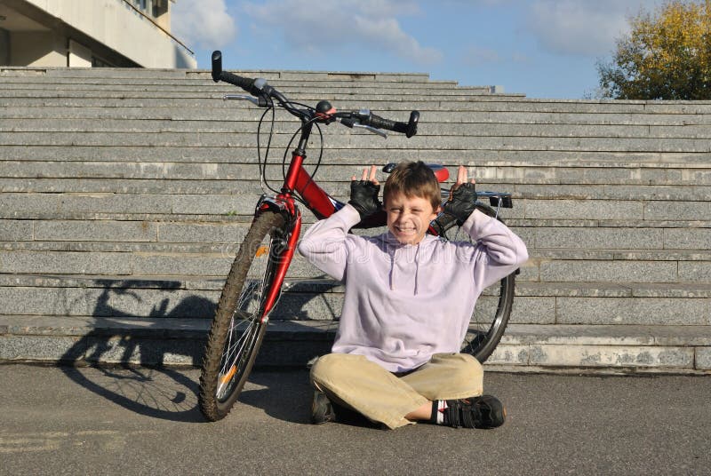 Der Lustige Junge Mit Seinem Fahrrad Stockfoto Bild Von Fahrrad Junge