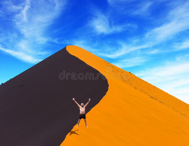 Der Mann springt enthusiastisch lizenzfreies stockfoto Der Mann springt enthusiastisch lizenzfreies stockfoto