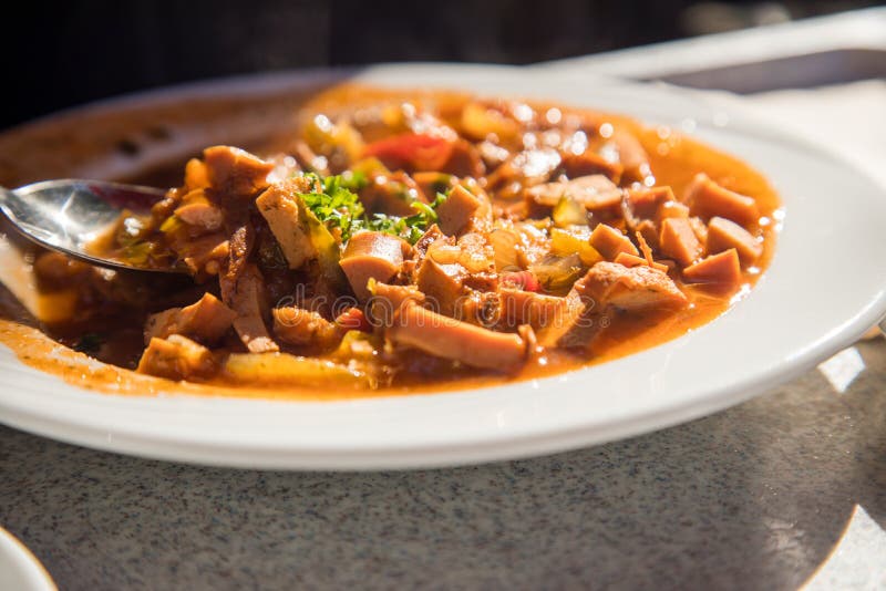 Der Mann, Der Traditionell Ostdeutschland DDR Soljanka-Suppe Isst, Ist ...
